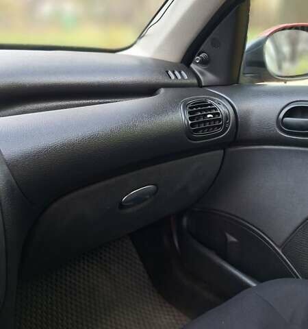 Красный Пежо 206, объемом двигателя 1.4 л и пробегом 199 тыс. км за 3900 $, фото 11 на Automoto.ua