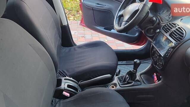 Червоний Пежо 206, об'ємом двигуна 1.4 л та пробігом 204 тис. км за 2850 $, фото 5 на Automoto.ua