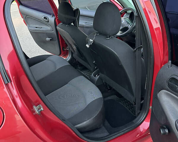 Красный Пежо 206, объемом двигателя 1.4 л и пробегом 263 тыс. км за 2600 $, фото 16 на Automoto.ua