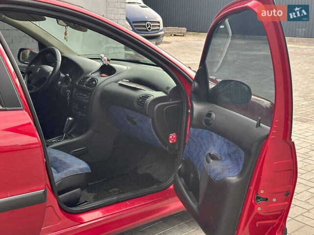 Червоний Пежо 206, об'ємом двигуна 1.59 л та пробігом 195 тис. км за 3800 $, фото 16 на Automoto.ua