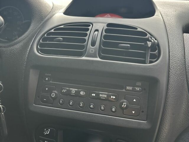 Красный Пежо 206, объемом двигателя 1.6 л и пробегом 195 тыс. км за 3750 $, фото 21 на Automoto.ua