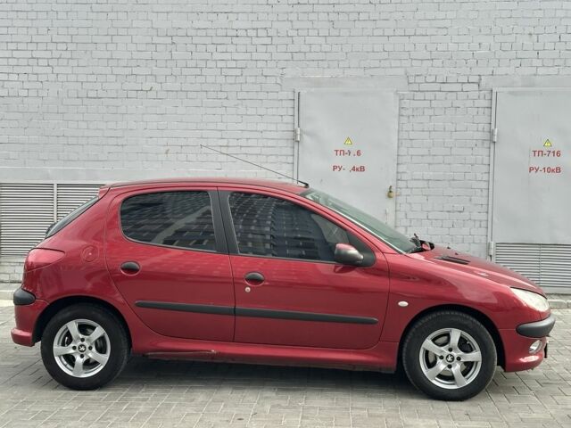 Красный Пежо 206, объемом двигателя 1.6 л и пробегом 195 тыс. км за 3750 $, фото 3 на Automoto.ua