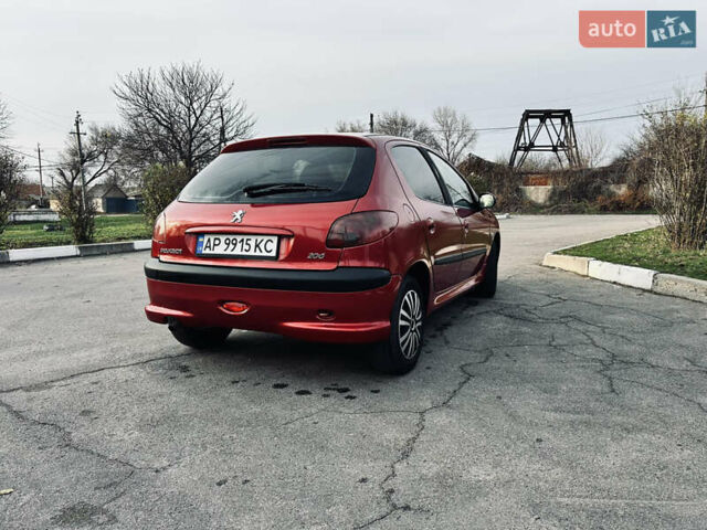 Красный Пежо 206, объемом двигателя 1.36 л и пробегом 241 тыс. км за 3200 $, фото 2 на Automoto.ua