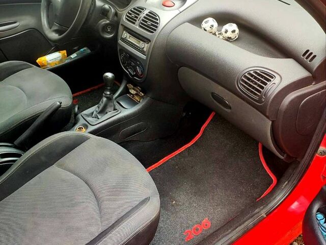 Червоний Пежо 206, об'ємом двигуна 1.4 л та пробігом 211 тис. км за 3000 $, фото 5 на Automoto.ua