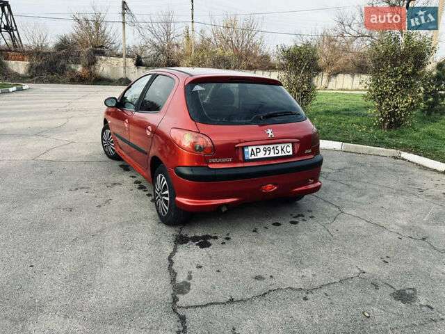 Красный Пежо 206, объемом двигателя 1.36 л и пробегом 241 тыс. км за 3200 $, фото 3 на Automoto.ua
