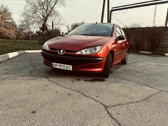 Красный Пежо 206, объемом двигателя 1.4 л и пробегом 241 тыс. км за 3200 $, фото 1 на Automoto.ua