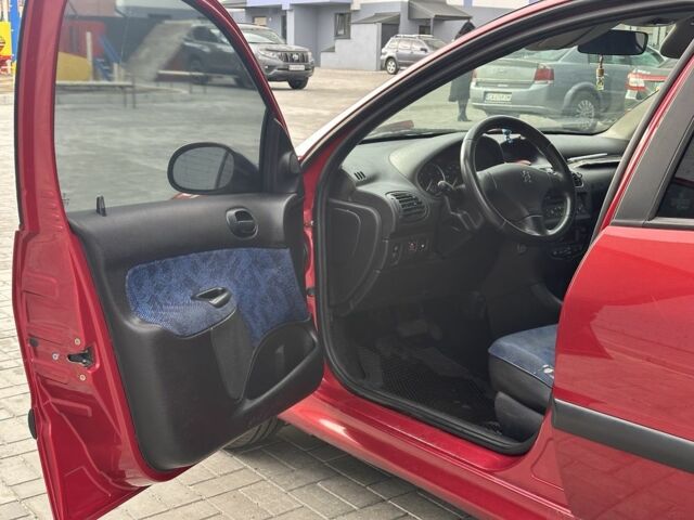 Красный Пежо 206, объемом двигателя 1.6 л и пробегом 195 тыс. км за 3750 $, фото 14 на Automoto.ua