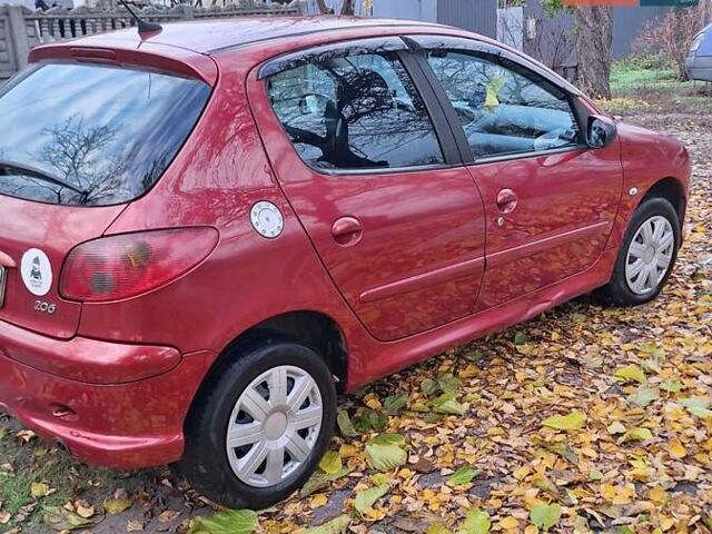 Красный Пежо 206, объемом двигателя 1.4 л и пробегом 199 тыс. км за 3900 $, фото 3 на Automoto.ua