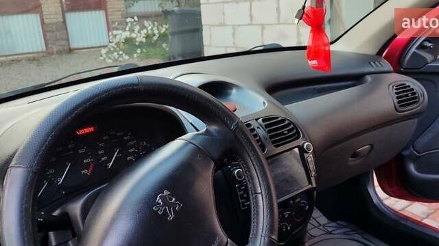 Червоний Пежо 206, об'ємом двигуна 1.4 л та пробігом 204 тис. км за 2850 $, фото 6 на Automoto.ua