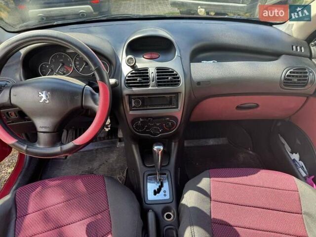 Красный Пежо 206, объемом двигателя 1.36 л и пробегом 133 тыс. км за 4200 $, фото 1 на Automoto.ua