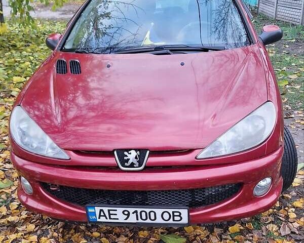 Красный Пежо 206, объемом двигателя 1.4 л и пробегом 199 тыс. км за 3900 $, фото 1 на Automoto.ua