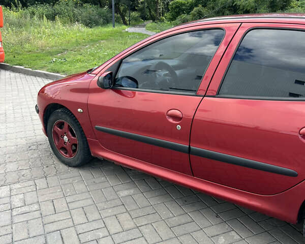 Красный Пежо 206, объемом двигателя 1.4 л и пробегом 180 тыс. км за 3350 $, фото 3 на Automoto.ua