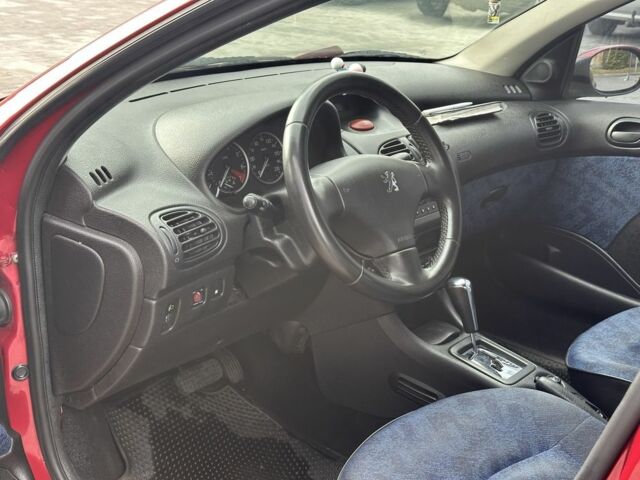 Красный Пежо 206, объемом двигателя 1.6 л и пробегом 195 тыс. км за 3750 $, фото 11 на Automoto.ua