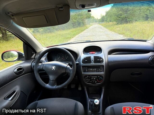 Красный Пежо 206, объемом двигателя 1.4 л и пробегом 175 тыс. км за 3650 $, фото 4 на Automoto.ua