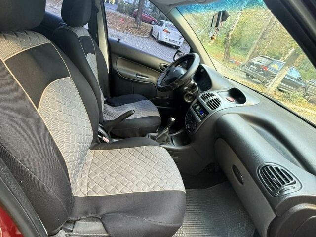 Красный Пежо 206, объемом двигателя 1.4 л и пробегом 171 тыс. км за 3200 $, фото 6 на Automoto.ua