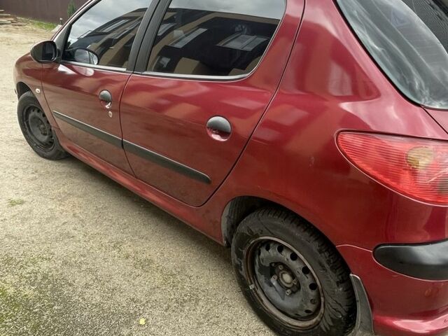 Красный Пежо 206, объемом двигателя 1.4 л и пробегом 182 тыс. км за 4000 $, фото 4 на Automoto.ua