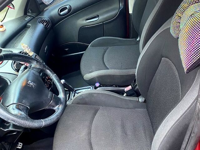 Красный Пежо 206, объемом двигателя 1.6 л и пробегом 269 тыс. км за 3900 $, фото 4 на Automoto.ua