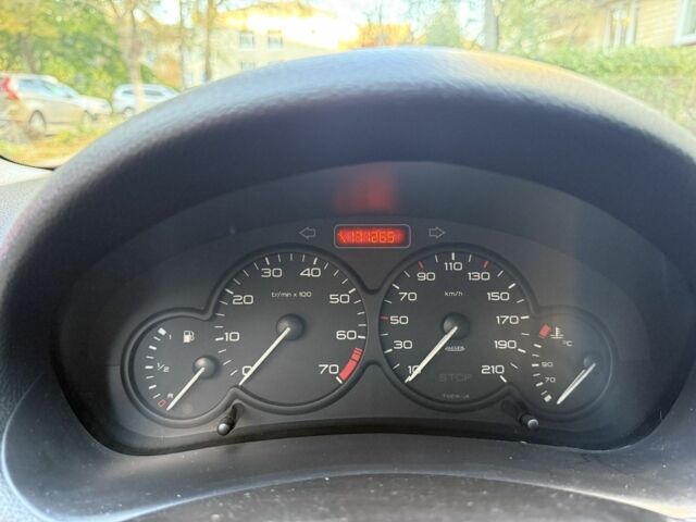 Красный Пежо 206, объемом двигателя 1.4 л и пробегом 171 тыс. км за 3200 $, фото 4 на Automoto.ua