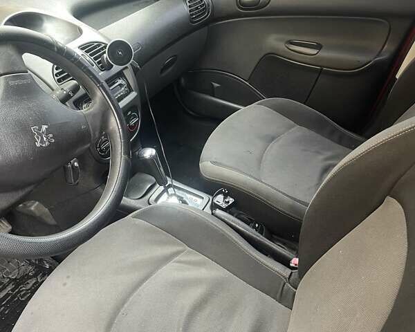 Красный Пежо 206, объемом двигателя 1.36 л и пробегом 181 тыс. км за 3900 $, фото 10 на Automoto.ua