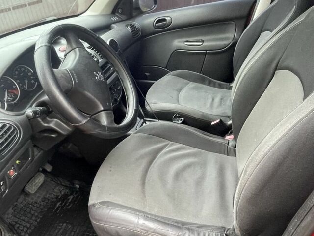 Красный Пежо 206, объемом двигателя 1.4 л и пробегом 182 тыс. км за 4000 $, фото 2 на Automoto.ua