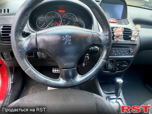 Красный Пежо 206, объемом двигателя 1.6 л и пробегом 269 тыс. км за 3900 $, фото 8 на Automoto.ua