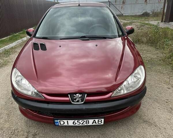 Красный Пежо 206, объемом двигателя 1.36 л и пробегом 181 тыс. км за 3900 $, фото 3 на Automoto.ua