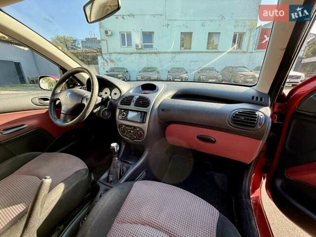 Червоний Пежо 206, об'ємом двигуна 0 л та пробігом 133 тис. км за 2500 $, фото 12 на Automoto.ua