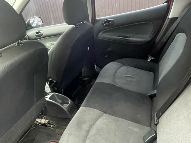 Красный Пежо 206, объемом двигателя 1.4 л и пробегом 182 тыс. км за 4000 $, фото 3 на Automoto.ua