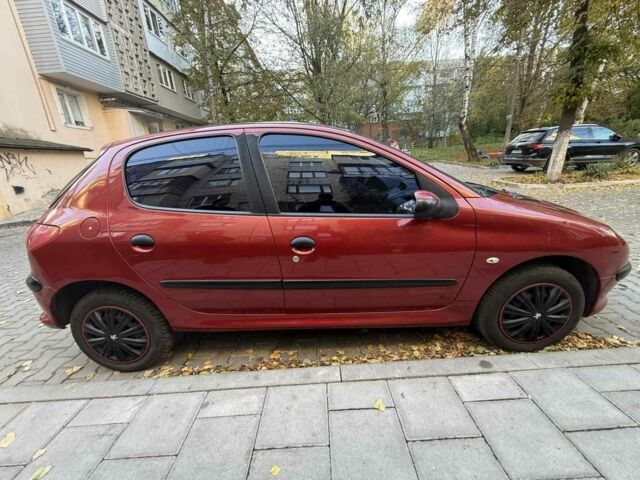 Красный Пежо 206, объемом двигателя 1.4 л и пробегом 171 тыс. км за 3200 $, фото 2 на Automoto.ua