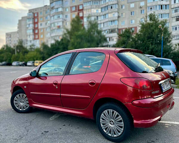 Красный Пежо 206, объемом двигателя 1.36 л и пробегом 230 тыс. км за 4000 $, фото 2 на Automoto.ua
