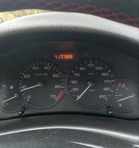 Красный Пежо 206, объемом двигателя 1.4 л и пробегом 177 тыс. км за 3400 $, фото 1 на Automoto.ua