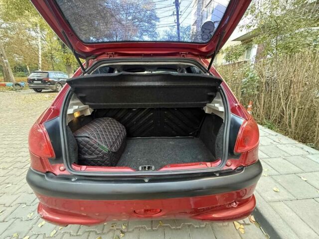 Красный Пежо 206, объемом двигателя 1.4 л и пробегом 171 тыс. км за 3200 $, фото 8 на Automoto.ua