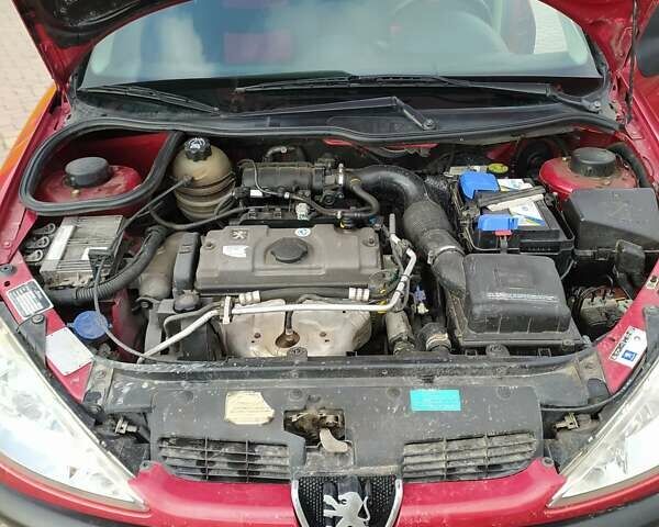 Красный Пежо 206, объемом двигателя 1.4 л и пробегом 177 тыс. км за 3400 $, фото 5 на Automoto.ua