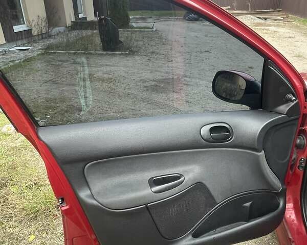 Красный Пежо 206, объемом двигателя 1.36 л и пробегом 181 тыс. км за 3900 $, фото 7 на Automoto.ua