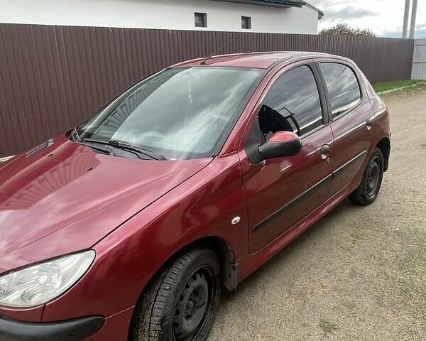 Красный Пежо 206, объемом двигателя 1.36 л и пробегом 181 тыс. км за 3900 $, фото 1 на Automoto.ua