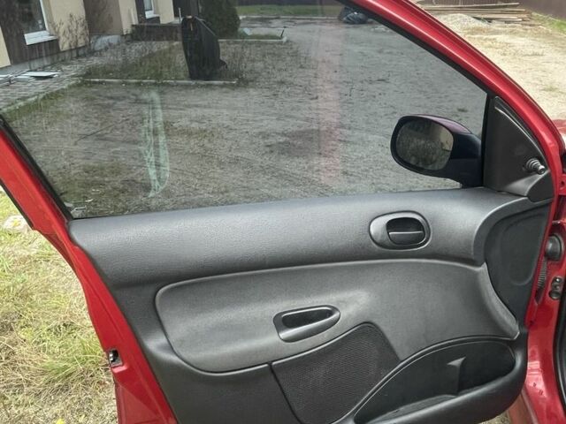 Красный Пежо 206, объемом двигателя 1.4 л и пробегом 182 тыс. км за 4000 $, фото 5 на Automoto.ua