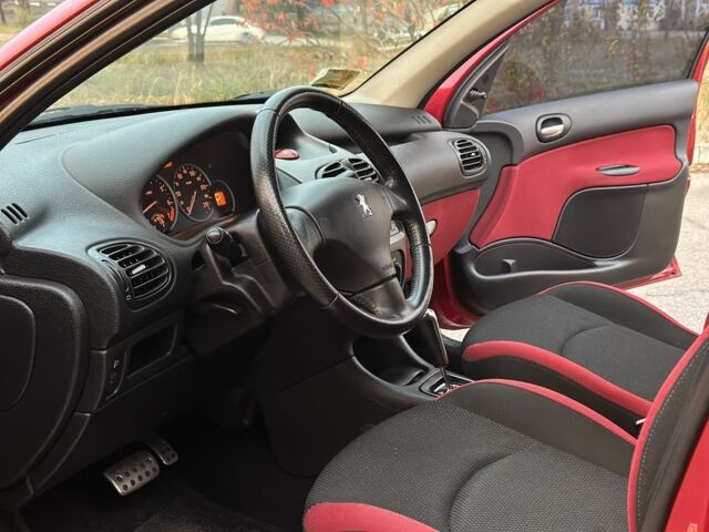 Красный Пежо 206, объемом двигателя 1.4 л и пробегом 119 тыс. км за 4500 $, фото 6 на Automoto.ua