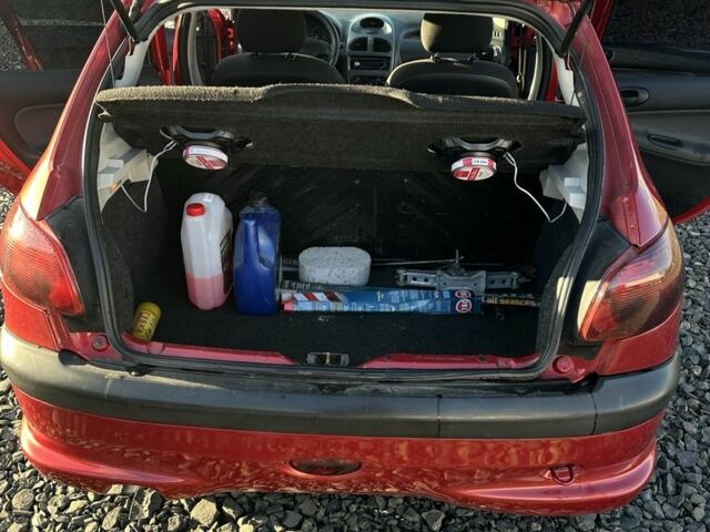 Красный Пежо 206, объемом двигателя 1.4 л и пробегом 165 тыс. км за 2850 $, фото 4 на Automoto.ua