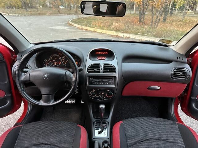 Красный Пежо 206, объемом двигателя 1.4 л и пробегом 119 тыс. км за 4500 $, фото 12 на Automoto.ua