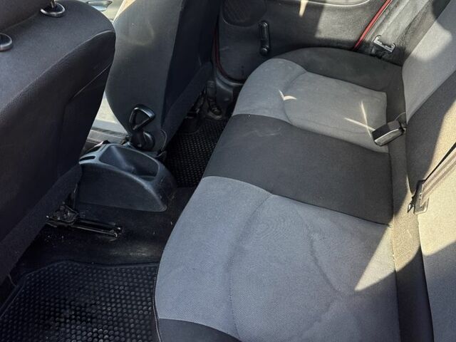 Красный Пежо 206, объемом двигателя 1.4 л и пробегом 165 тыс. км за 2850 $, фото 7 на Automoto.ua