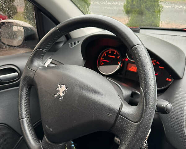 Червоний Пежо 206, об'ємом двигуна 1.4 л та пробігом 187 тис. км за 4400 $, фото 5 на Automoto.ua