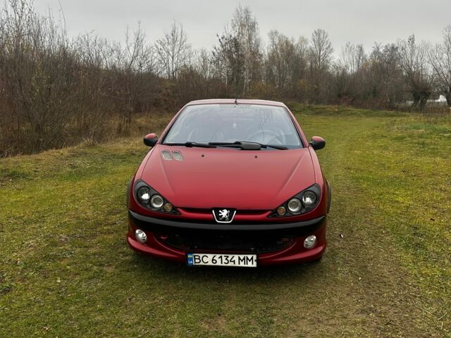 Красный Пежо 206, объемом двигателя 1.6 л и пробегом 320 тыс. км за 2600 $, фото 1 на Automoto.ua