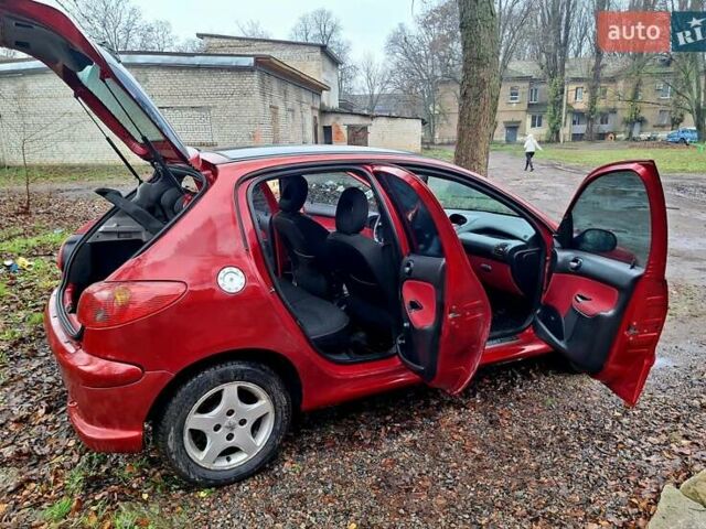 Красный Пежо 206, объемом двигателя 1.36 л и пробегом 226 тыс. км за 3799 $, фото 45 на Automoto.ua