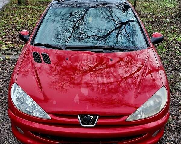 Красный Пежо 206, объемом двигателя 1.36 л и пробегом 226 тыс. км за 3799 $, фото 4 на Automoto.ua