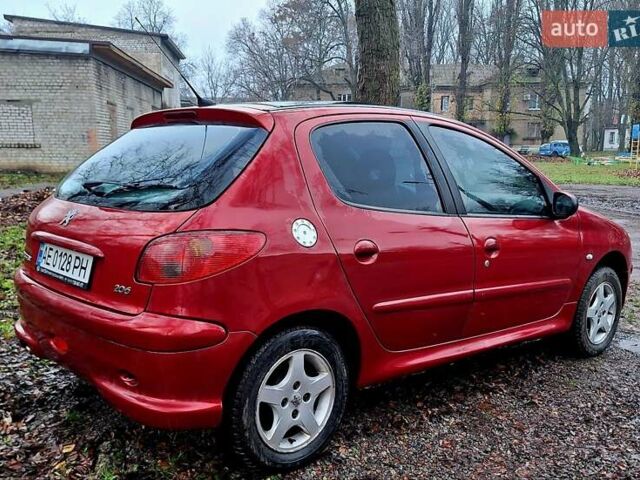 Красный Пежо 206, объемом двигателя 1.36 л и пробегом 226 тыс. км за 3799 $, фото 9 на Automoto.ua