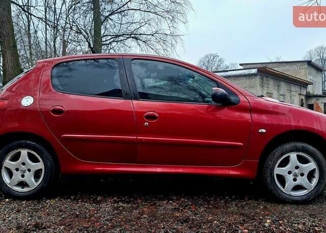 Красный Пежо 206, объемом двигателя 1.36 л и пробегом 226 тыс. км за 3799 $, фото 8 на Automoto.ua