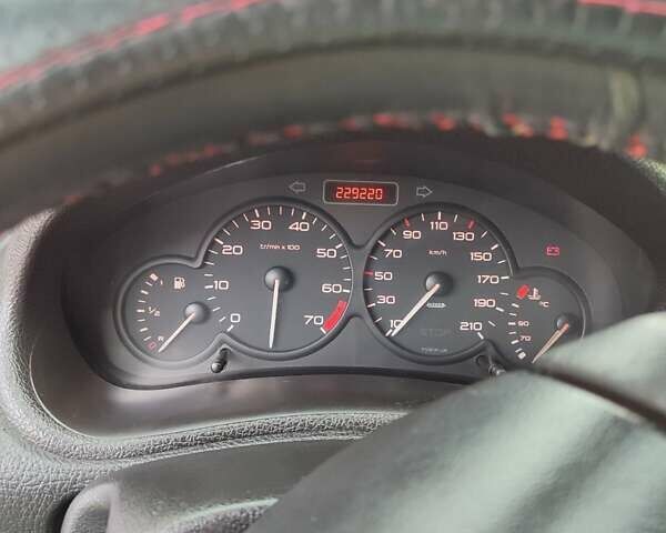 Червоний Пежо 206, об'ємом двигуна 1.36 л та пробігом 230 тис. км за 3800 $, фото 13 на Automoto.ua