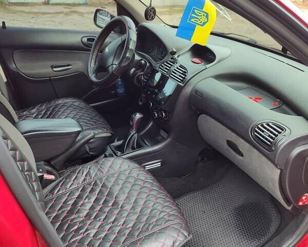 Червоний Пежо 206, об'ємом двигуна 1.36 л та пробігом 230 тис. км за 3800 $, фото 11 на Automoto.ua