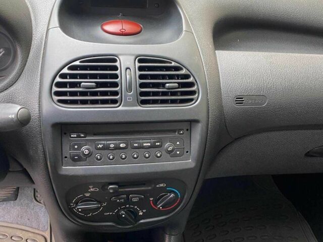 Красный Пежо 206, объемом двигателя 1.4 л и пробегом 170 тыс. км за 2800 $, фото 9 на Automoto.ua