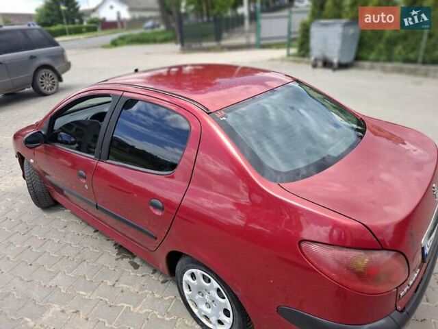Красный Пежо 206, объемом двигателя 1.36 л и пробегом 194 тыс. км за 1400 $, фото 4 на Automoto.ua